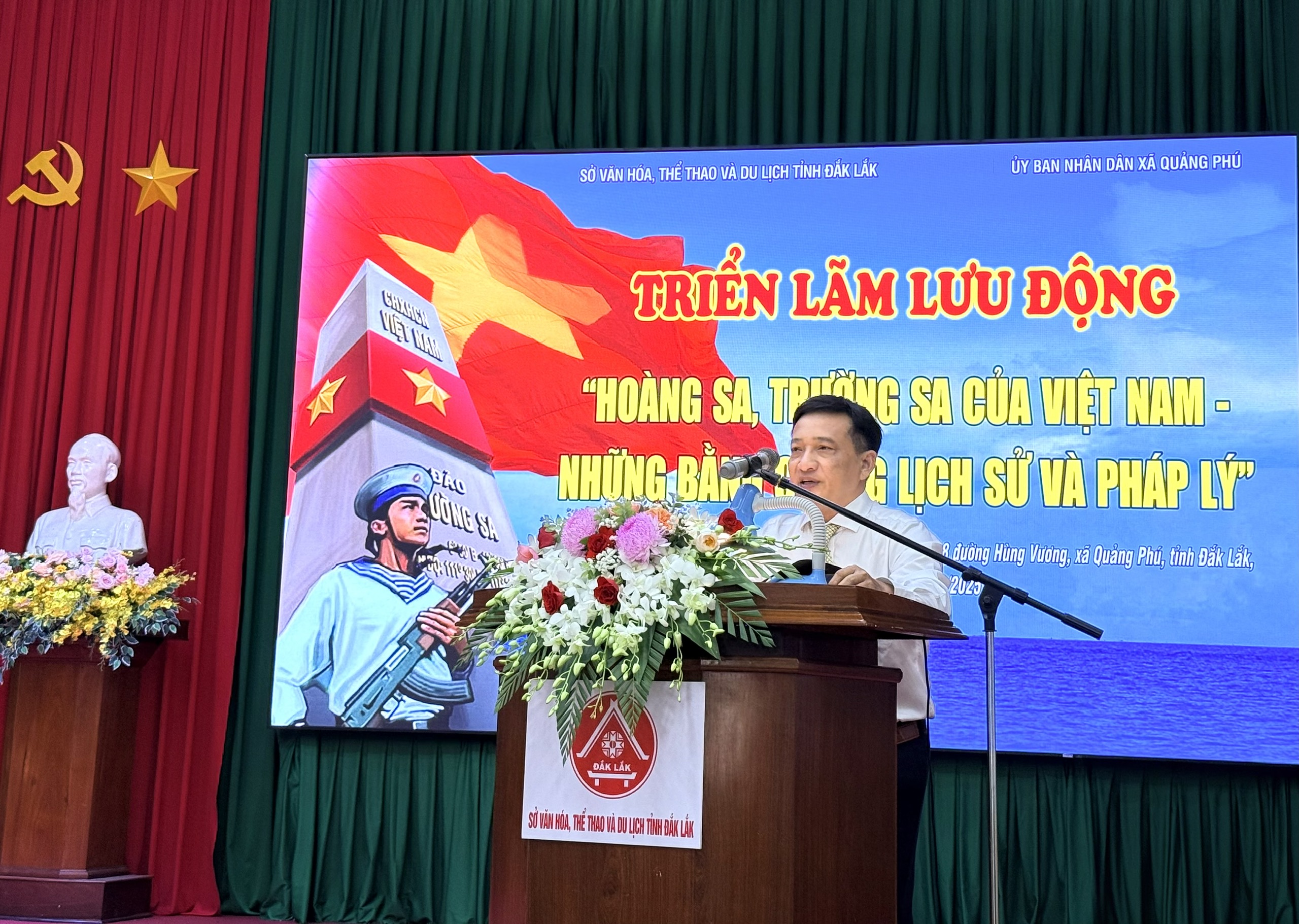 Đồng chí Nguyễn Quốc Hiệp - Phó Giám đốc Sở Văn hóa – Thể thao – Du lịch tỉnh phát biểu khai mạc triển lãm